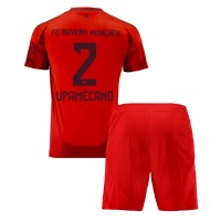 Maglia Calcio Bayern Munich Dayot Upamecano #2 Prima Divisa Bambino 2024-25 Manica Corta (+ pantaloncini)